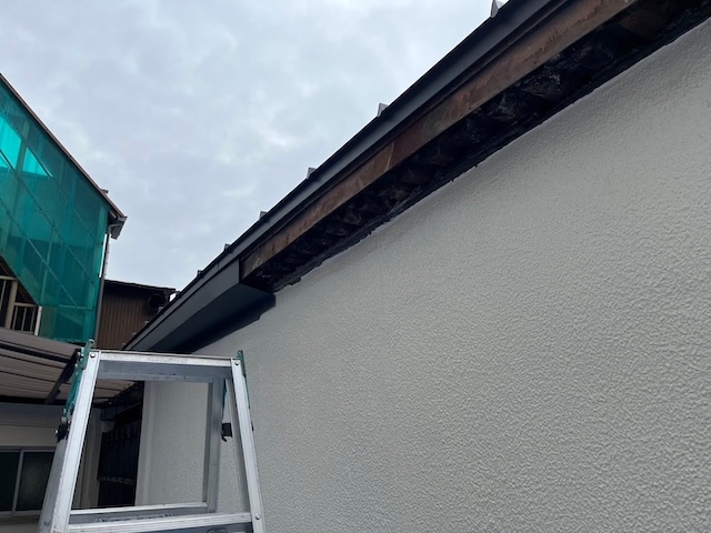 軒先を板金でカバー